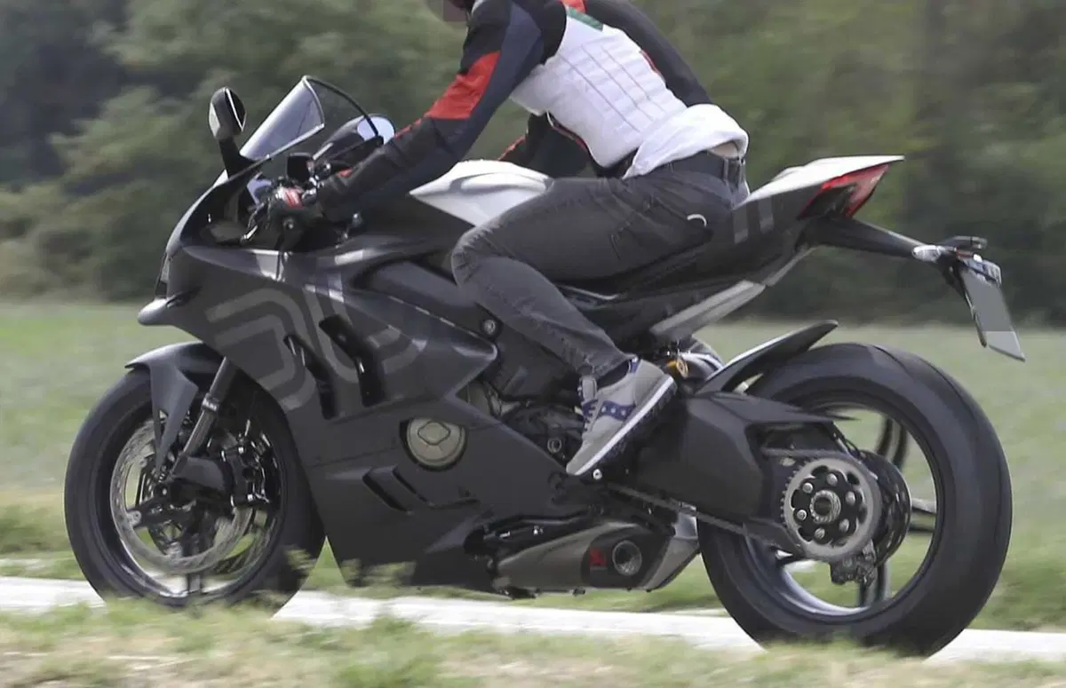 Ducati Panigale V4R in arrivo? [Foto spia] (2)