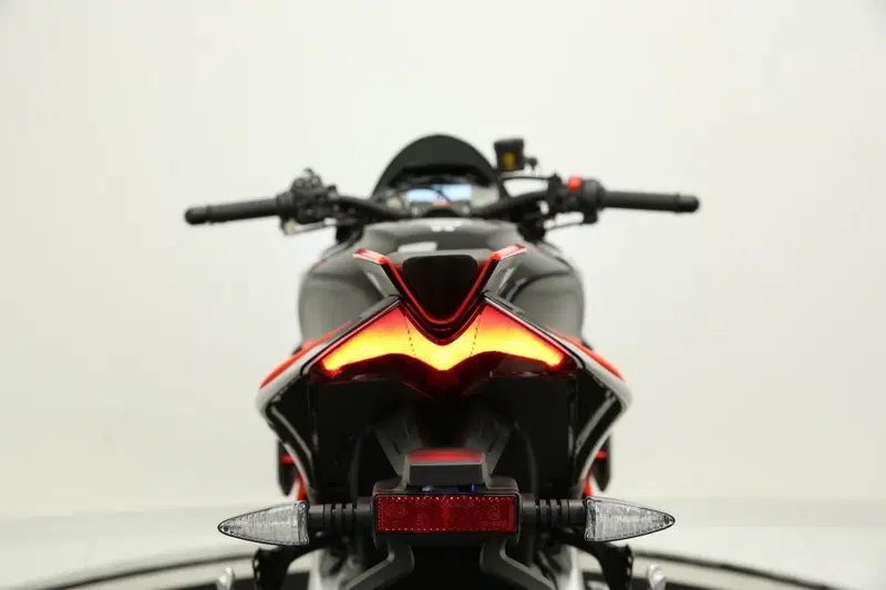 Aprilia Tuono V4 Factory (2021 - 24) (9)