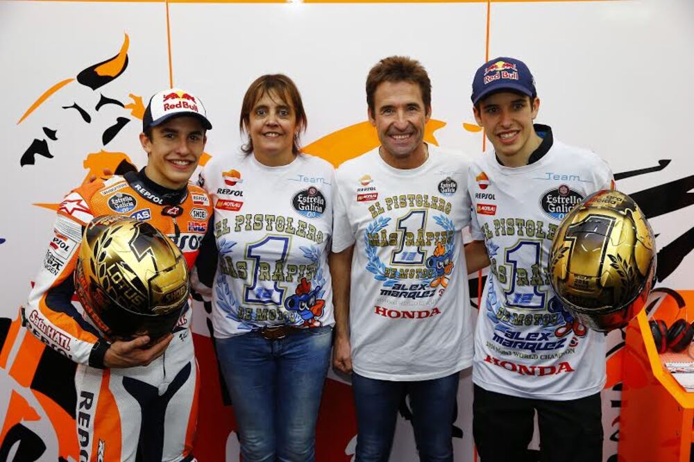 La famiglia Marquez festeggia il titolo di Alex e la vittoria di Marc a Valencia