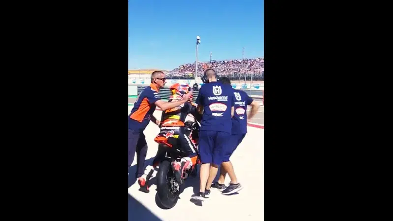 MotoGP 2022. GP di Aragon. Due tecnici del team Biaggi impediscono a un altro pilota di entrare in pista. E Max: "Inaccettabile!" [VIDEO]
