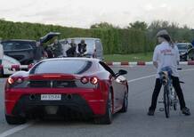 Una bici svernicia una Ferrari F430 a 333 km/h. Ed è tutto vero