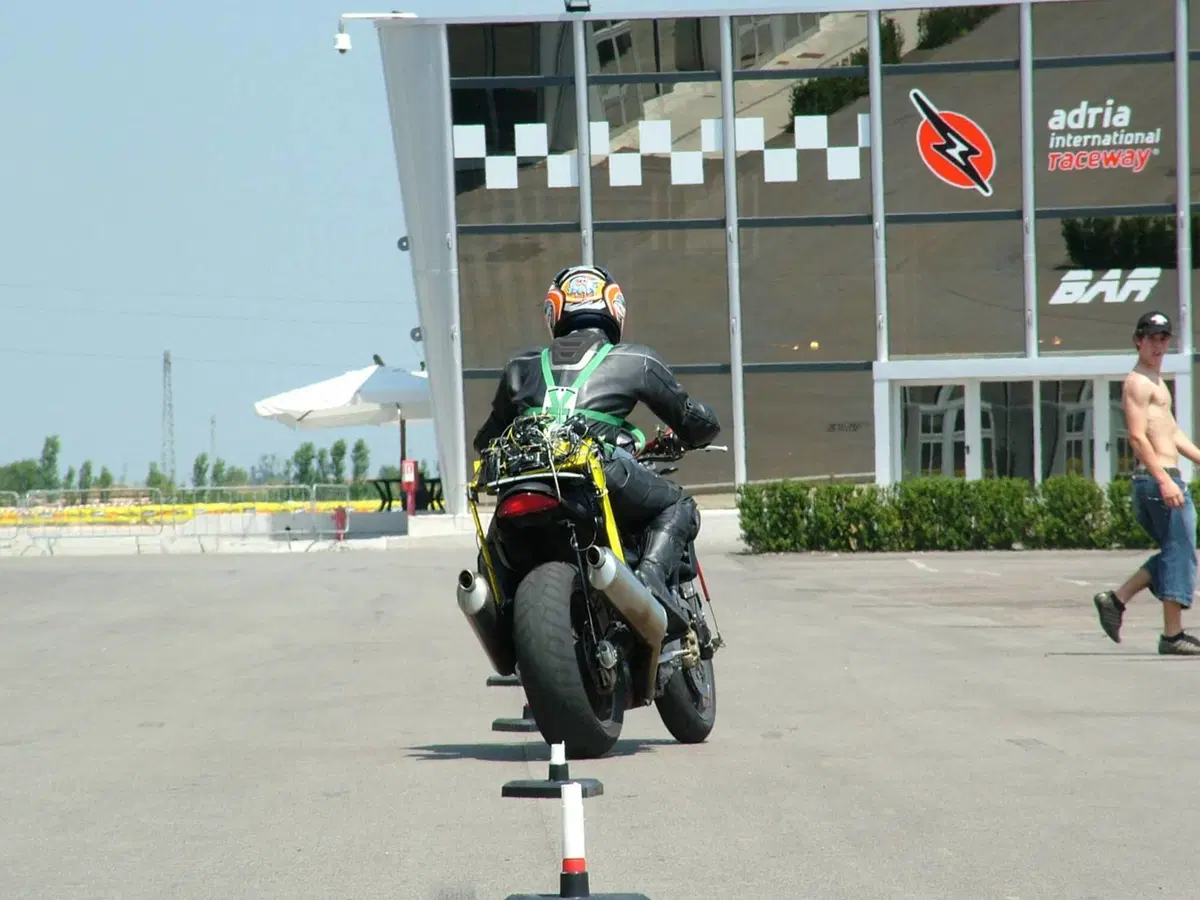 I movimenti del pilota influenzano il comportamento della moto. Ecco come (4)