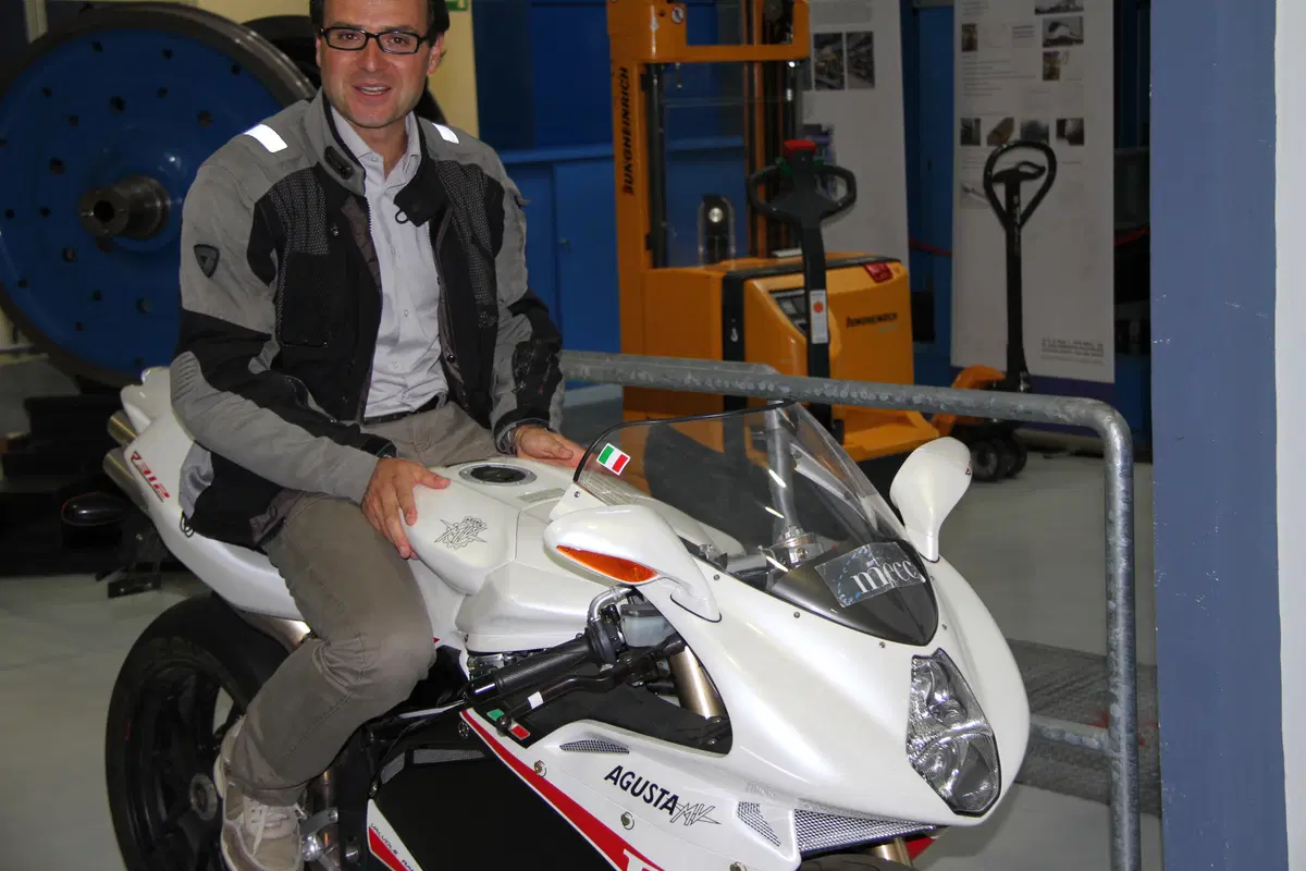 I movimenti del pilota influenzano il comportamento della moto. Ecco come