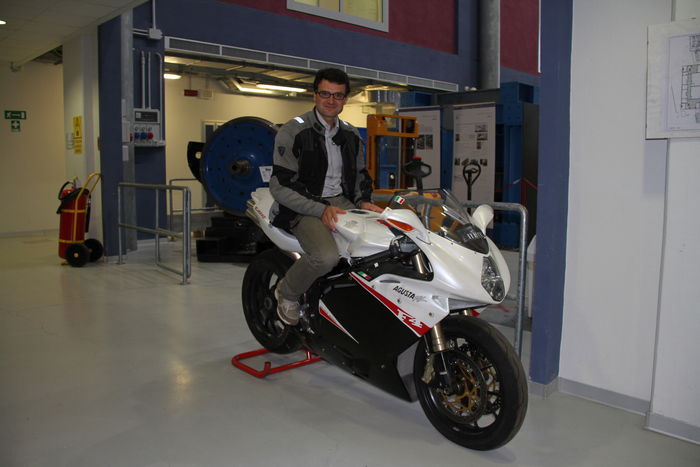 Il professore Pezzola in sella alla MV Agusta F4 utilizzata nei test dinamici