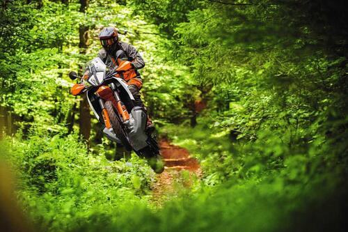 KTM 890 Adventure R 2023. Vediamo come cambia (6)