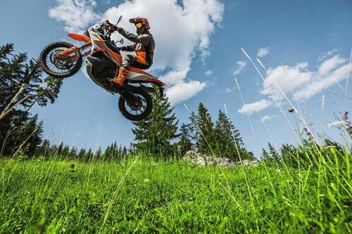 KTM 890 Adventure R 2023. Vediamo come cambia (2)