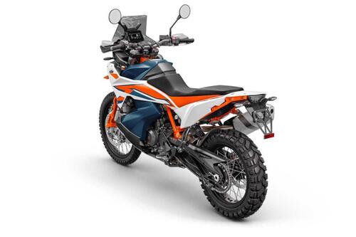 KTM 890 Adventure R 2023. Vediamo come cambia