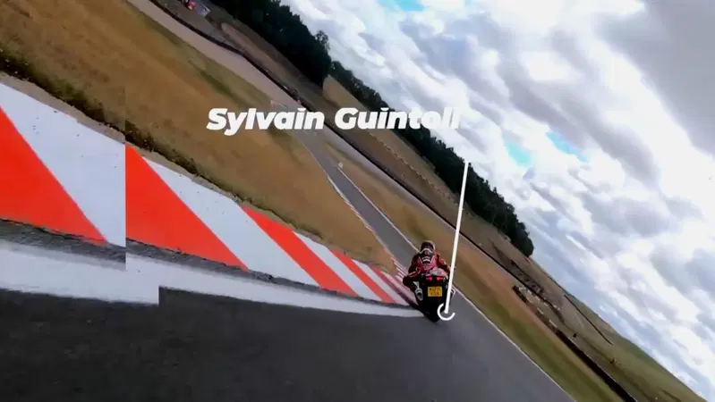 Si ritrova in pista con la sua BMW contro la Hayabusa di Sylvain Guintoli, riuscir&agrave; a stargli dietro? [VIDEO VIRALE]