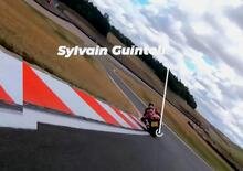 Si ritrova in pista con la sua BMW contro la Hayabusa di Sylvain Guintoli, riuscirà a stargli dietro? [VIDEO VIRALE]