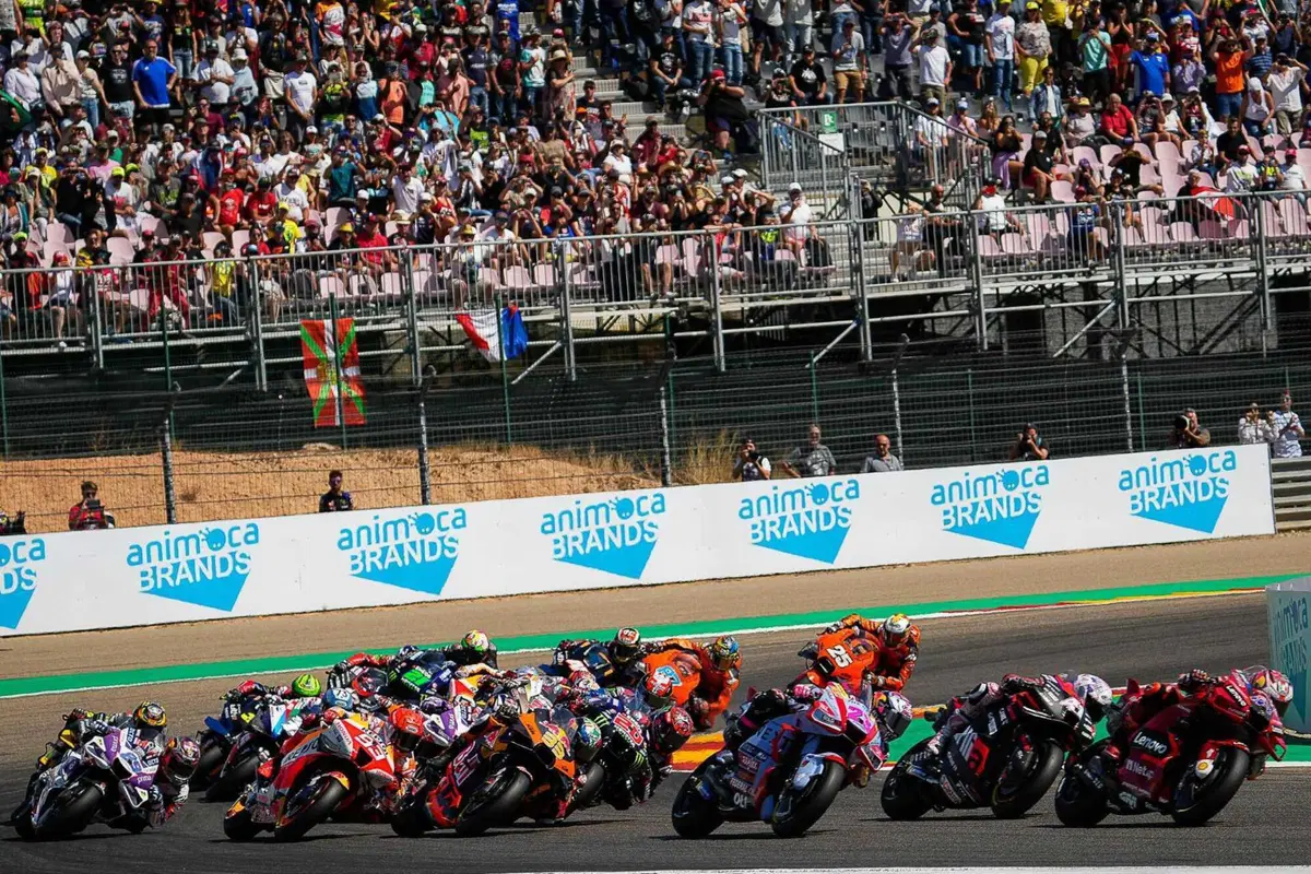MotoGP 2022. GP di Aragon. Abiti strani, saponette consumate, facce felici, tristi e altri scatti da Aragon [GALLERY] (15)