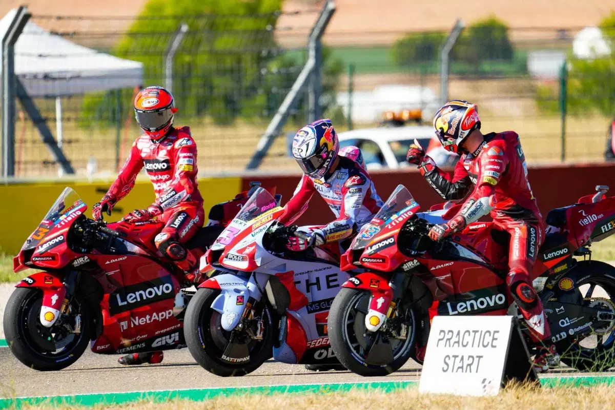 MotoGP 2022. GP di Aragon. Abiti strani, saponette consumate, facce felici, tristi e altri scatti da Aragon [GALLERY] (29)