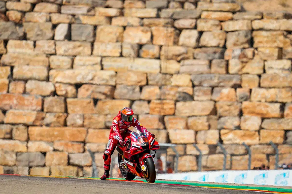 MotoGP 2022. GP di Aragon. Abiti strani, saponette consumate, facce felici, tristi e altri scatti da Aragon [GALLERY] (46)