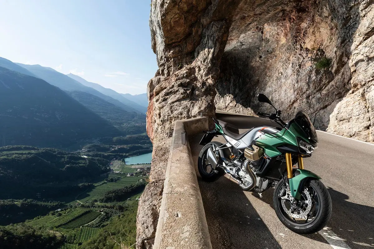 Fumetti e due ruote: dalla Moto Guzzi V100 alle tute di Spiderman, Valentino Rossi... (3)