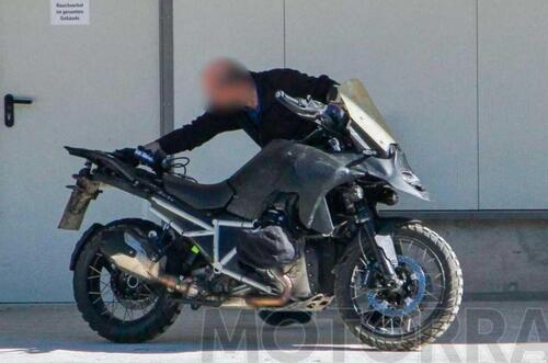 La nuova BMW R1300GS arriverà nel 2023? [Foto spia] (9)