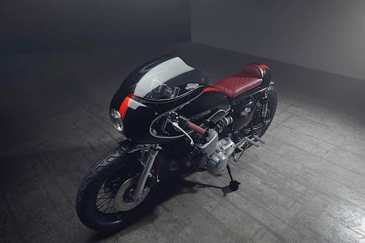 “La Poderosa”, in questo caso una Honda CB 750 ben trasformata (3)