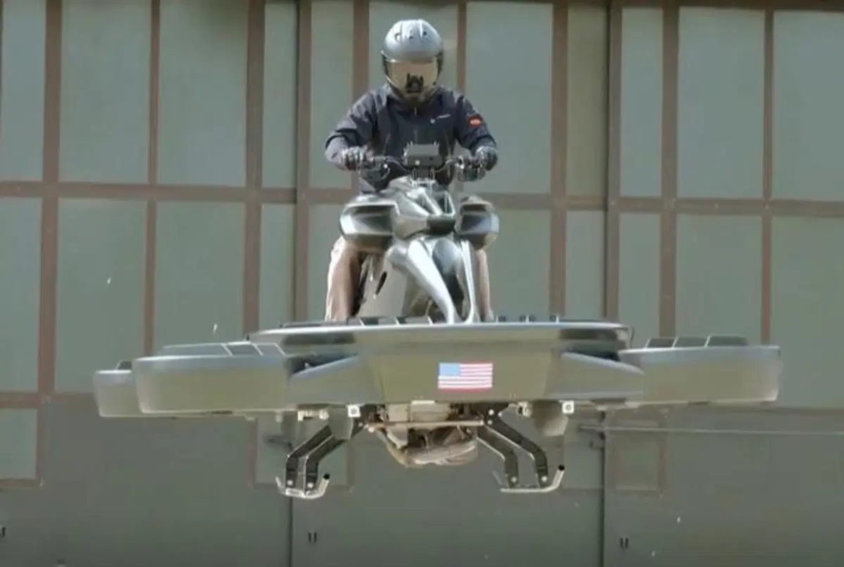La prima moto volante ha motore Kawasaki H2. Ma costa un botto... (2)