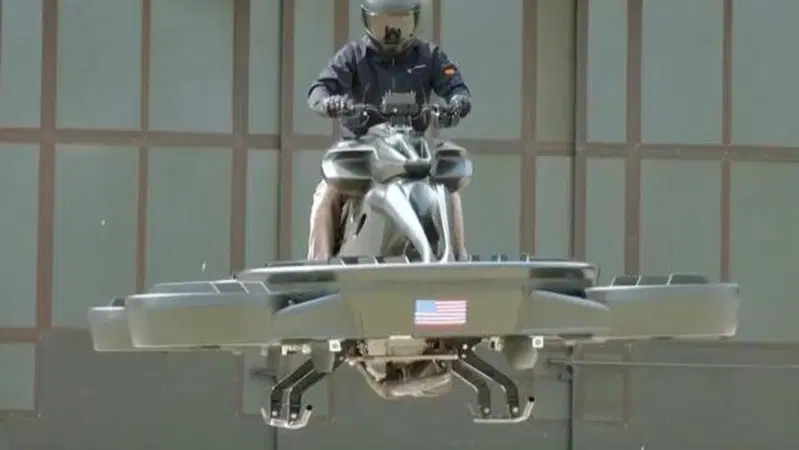 La prima moto volante ha motore Kawasaki H2. Ma costa un botto...