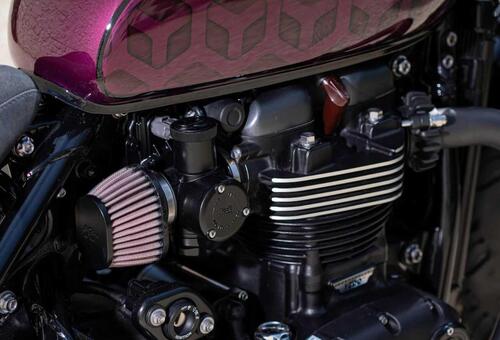 La Triumph Graphic Bobber, interpretata da FCR Original, diventa sportiva (6)