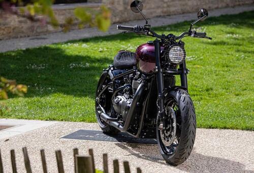 La Triumph Graphic Bobber, interpretata da FCR Original, diventa sportiva (2)