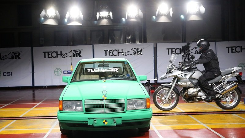 Tech-Air Street: l&#039;airbag Alpinestars anche per i motociclisti stradali. Il crash test
