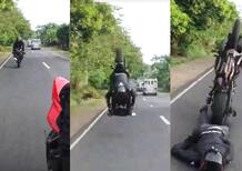 Il motociclista si distrae poi frena all'improvviso: spaventoso tamponamento tra moto! [VIDEO VIRALE]