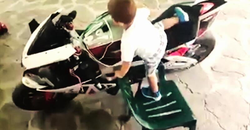 Questo piccoletto &egrave; il figlio che tutti i motociclisti vorrebbero [VIDEO VIRALE]