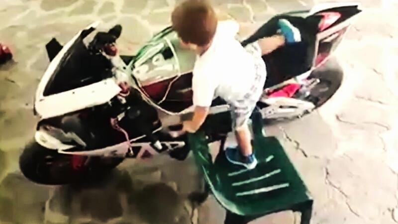 Questo piccoletto &egrave; il figlio che tutti i motociclisti vorrebbero [VIDEO VIRALE]
