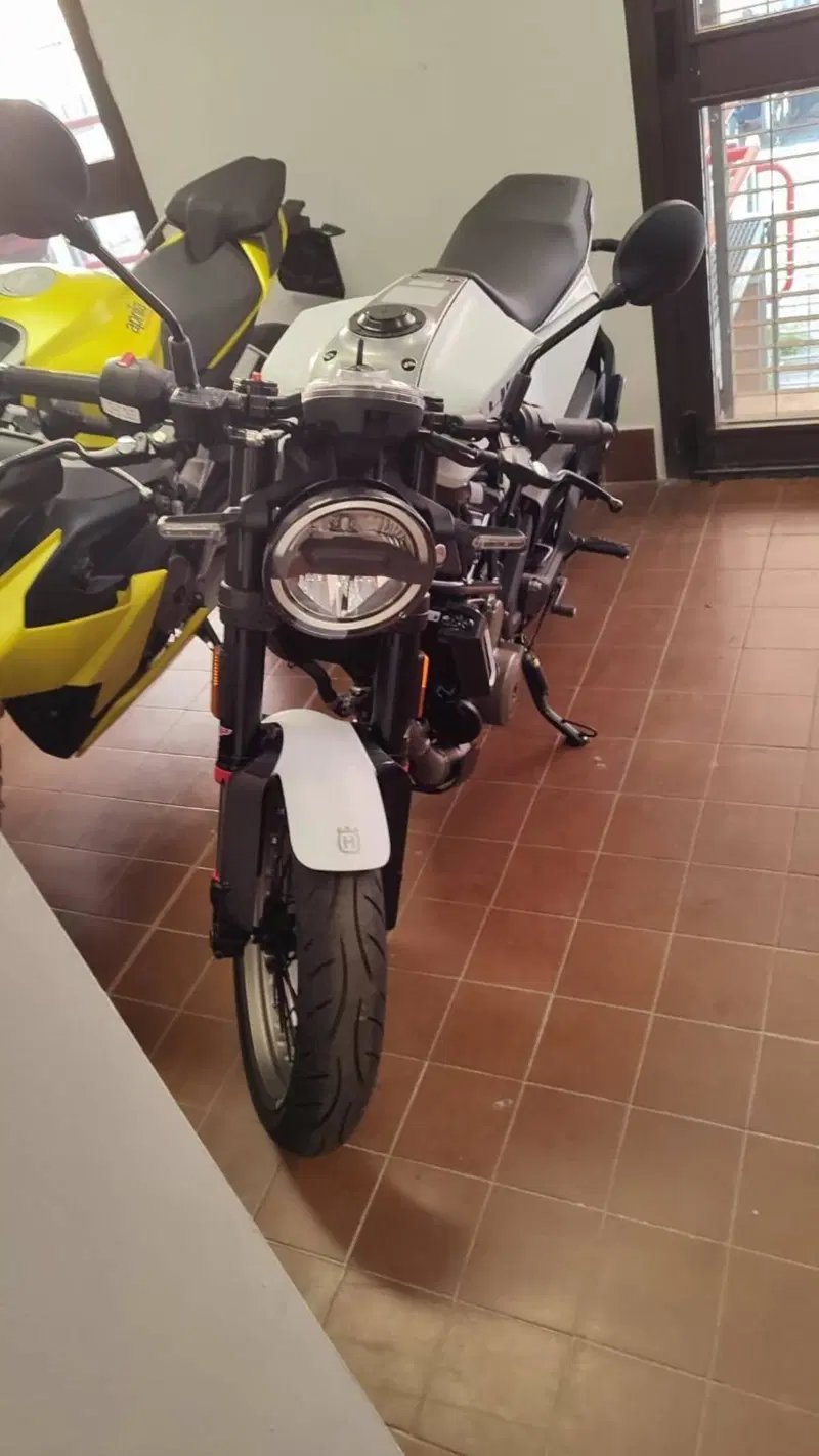 Husqvarna Vitpilen 401 (2021 - 23) (2)