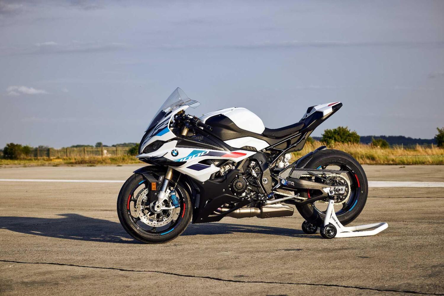 Evoluzione 2023 per la BMW S1000RR. Ecco le novità