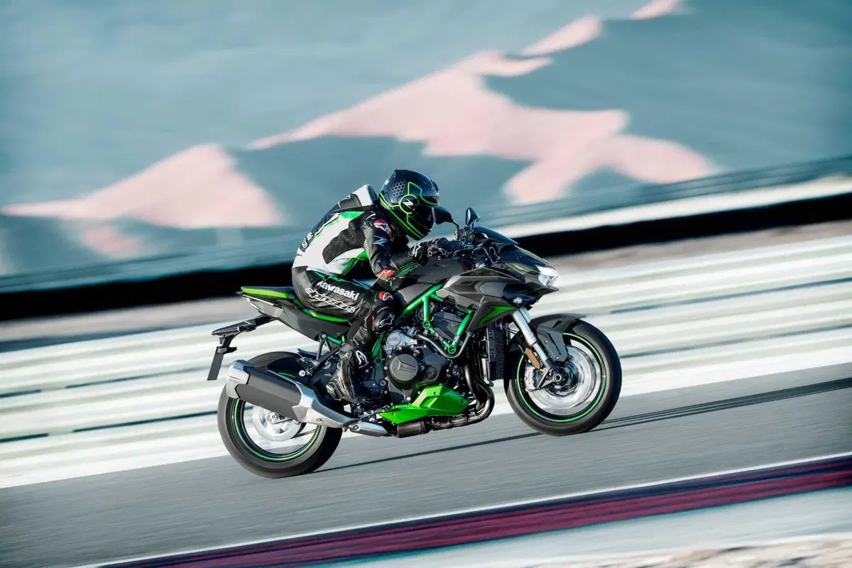 Niente paura, la Kawasaki Z H2 SE ci sarà anche nel 2023 (6)