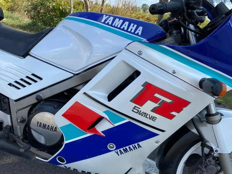 Yamaha FZ 750  (7)