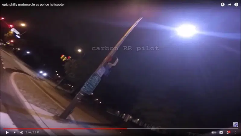 Ecco questo: uno in moto che scappa dalla polizia inseguito da un elicottero! [VIDEO VIRALE]
