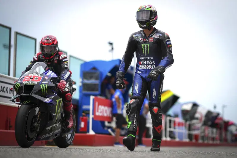 Un'immagine emblematica della solitudine che Quartararo prova sulla griglia: la sua &egrave; l'unica M1 competitiva in mezzo a tante Ducati