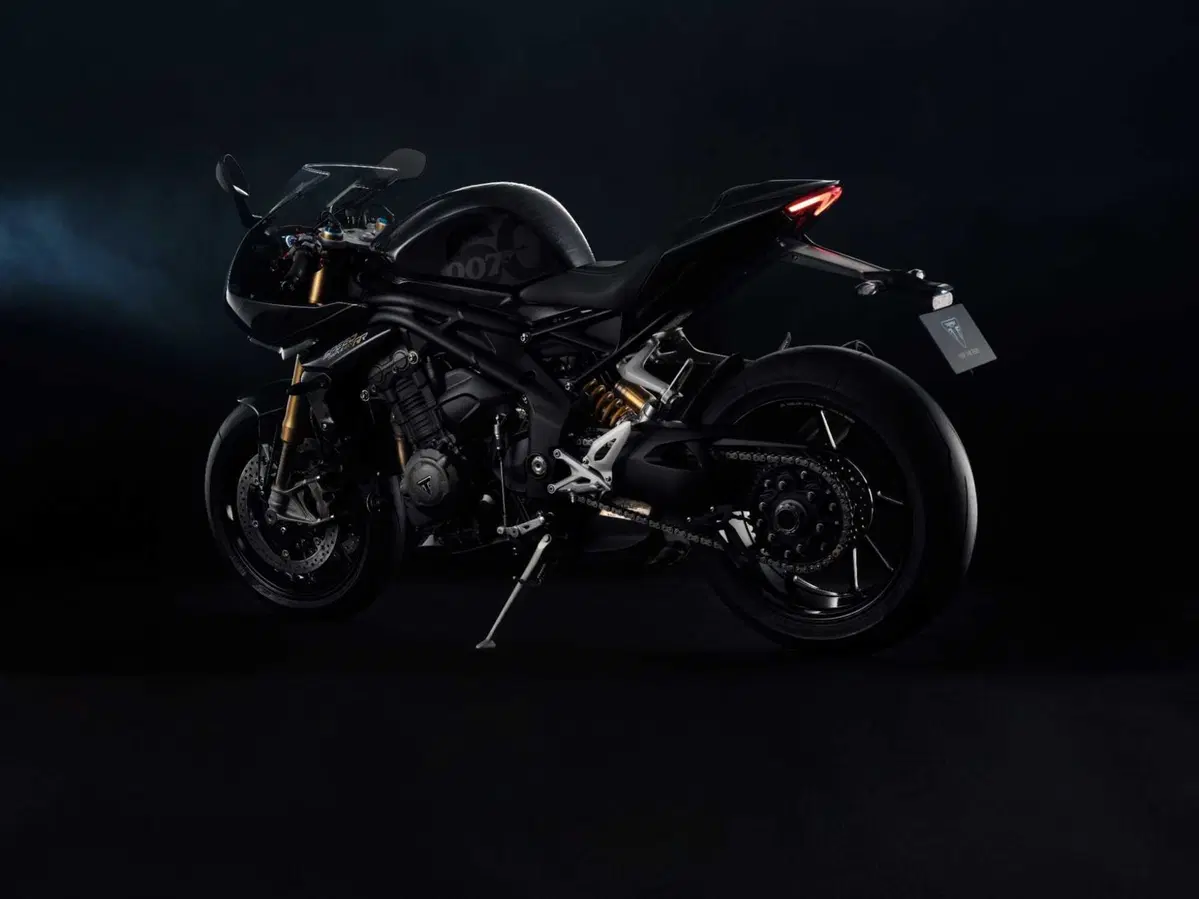SPECIALE INTERMOT - Triumph Speed Triple 1200 RR Bond Edition: cose da 007... (5)
