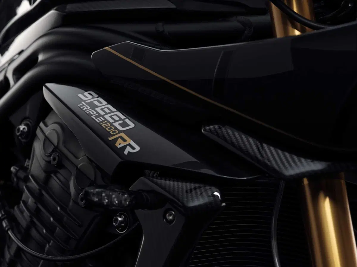 SPECIALE INTERMOT - Triumph Speed Triple 1200 RR Bond Edition: cose da 007... (11)