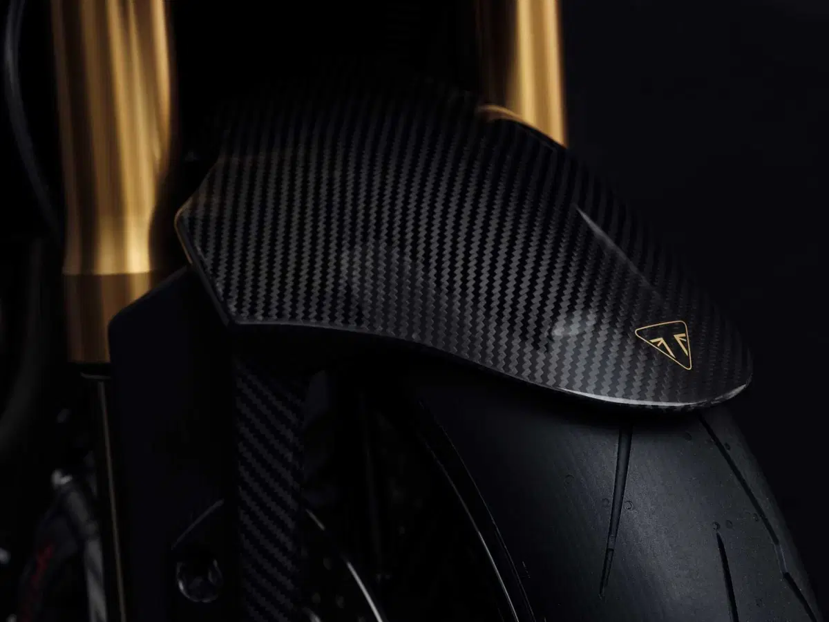 SPECIALE INTERMOT - Triumph Speed Triple 1200 RR Bond Edition: cose da 007... (13)