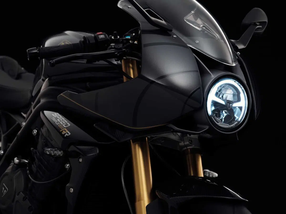 SPECIALE INTERMOT - Triumph Speed Triple 1200 RR Bond Edition: cose da 007... (12)