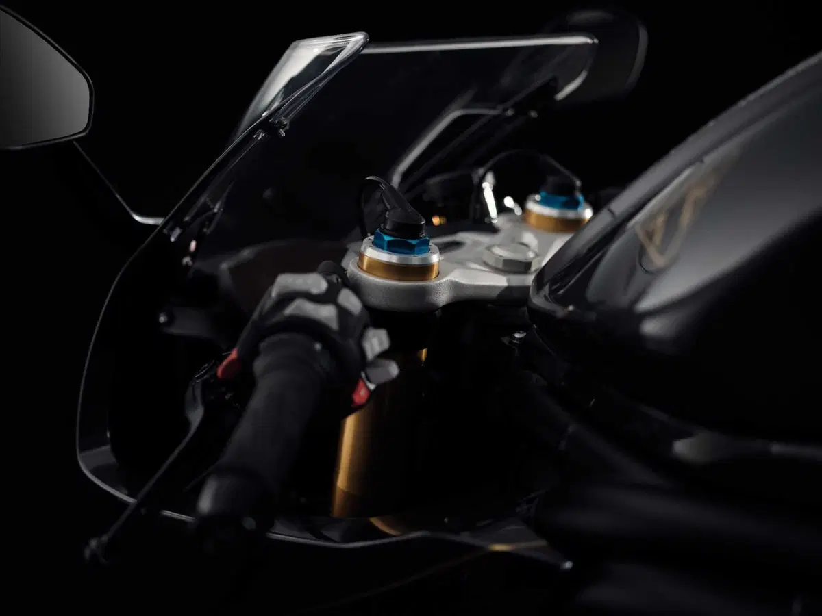 SPECIALE INTERMOT - Triumph Speed Triple 1200 RR Bond Edition: cose da 007... (17)