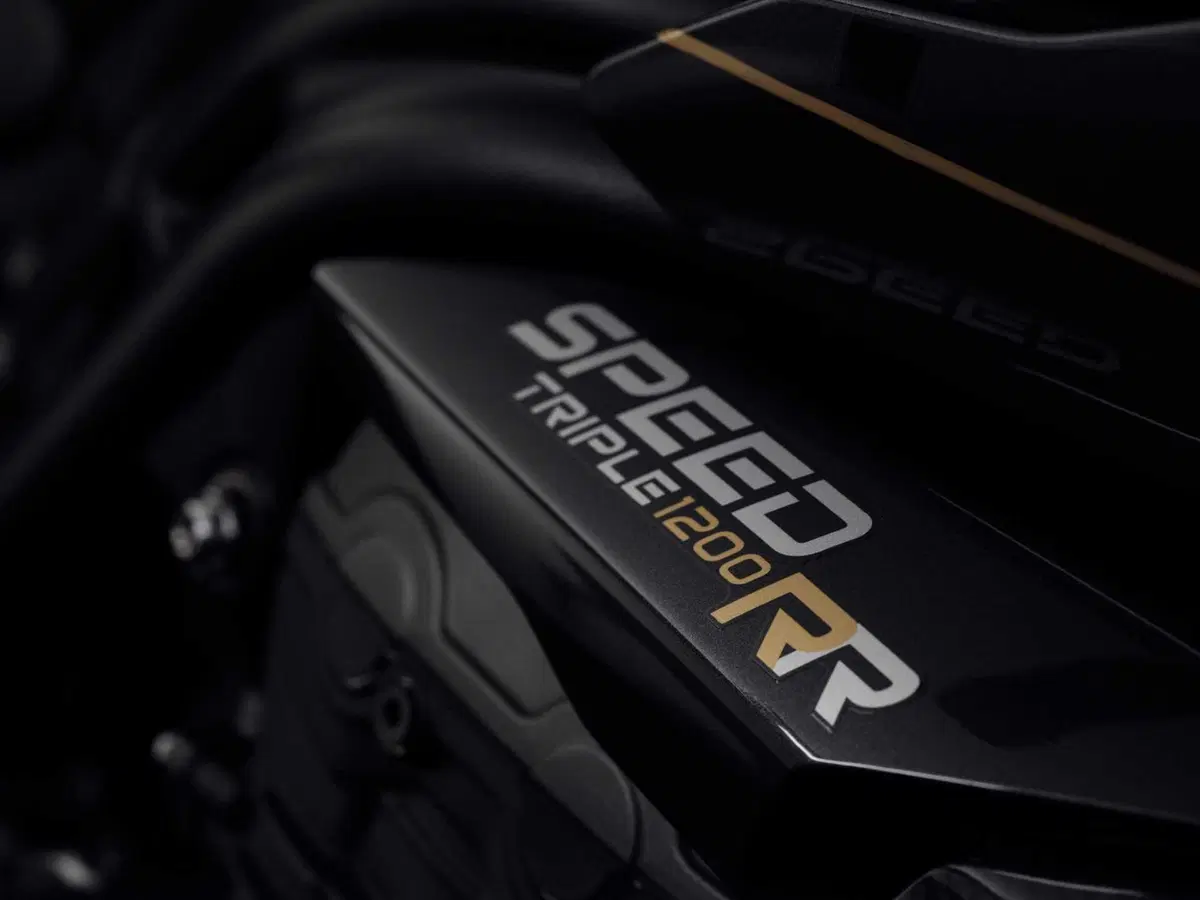 SPECIALE INTERMOT - Triumph Speed Triple 1200 RR Bond Edition: cose da 007... (19)