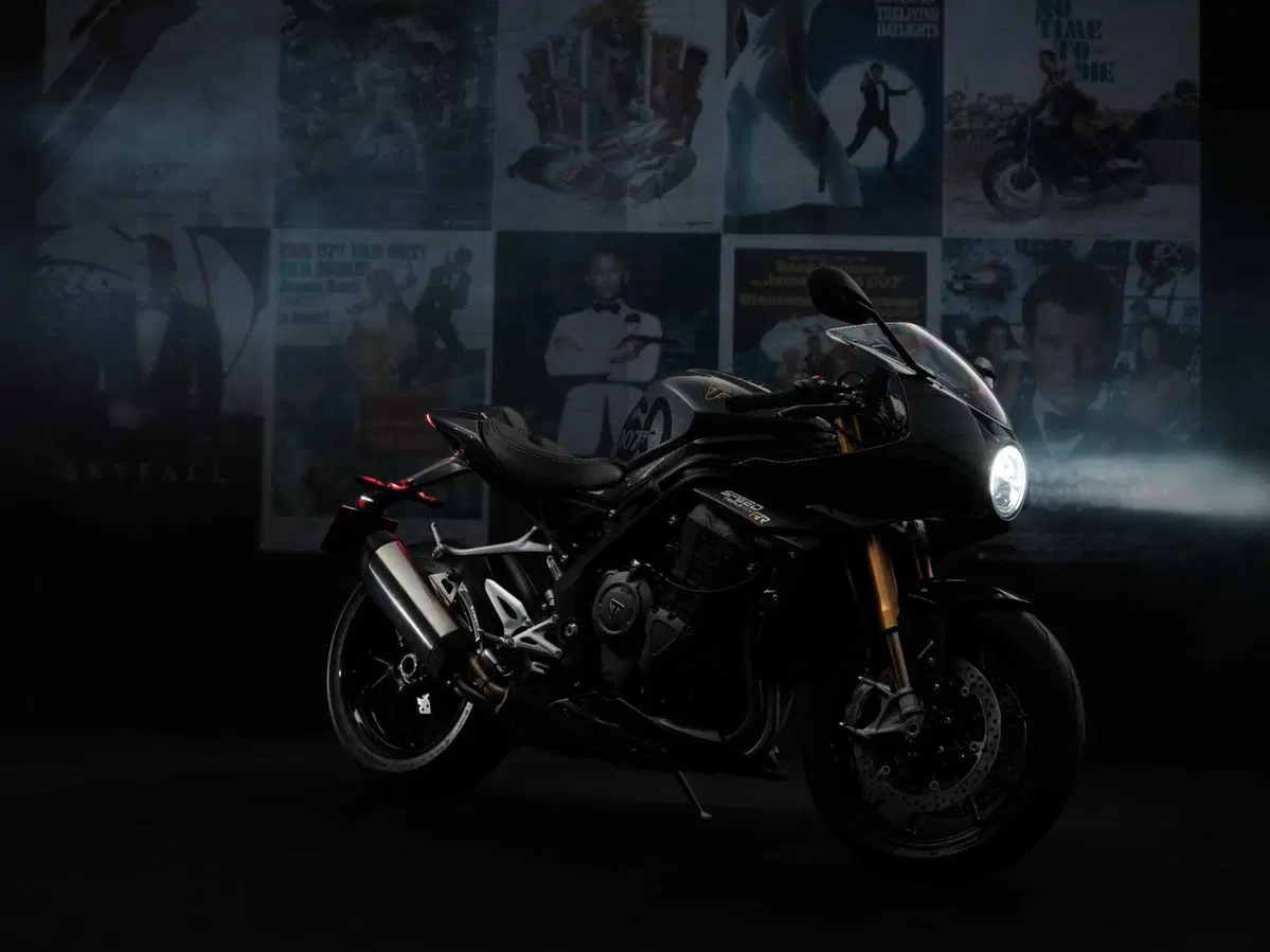 SPECIALE INTERMOT - Triumph Speed Triple 1200 RR Bond Edition: cose da 007...