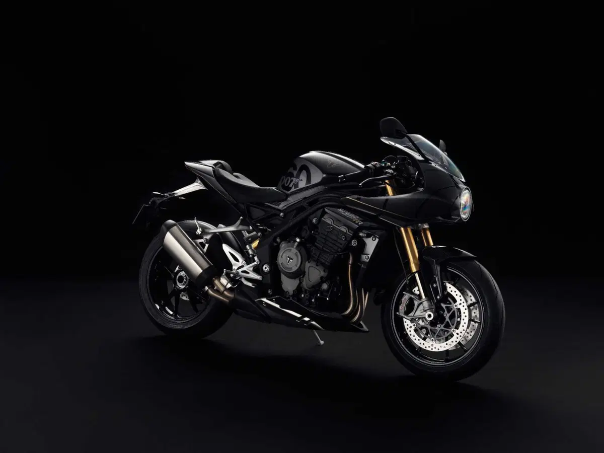 SPECIALE INTERMOT - Triumph Speed Triple 1200 RR Bond Edition: cose da 007... (2)