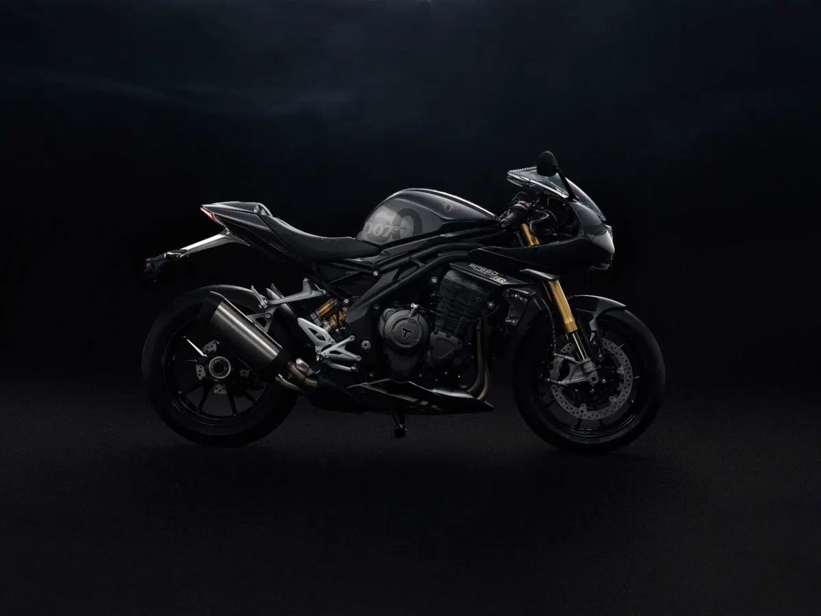 SPECIALE INTERMOT - Triumph Speed Triple 1200 RR Bond Edition: cose da 007... (3)