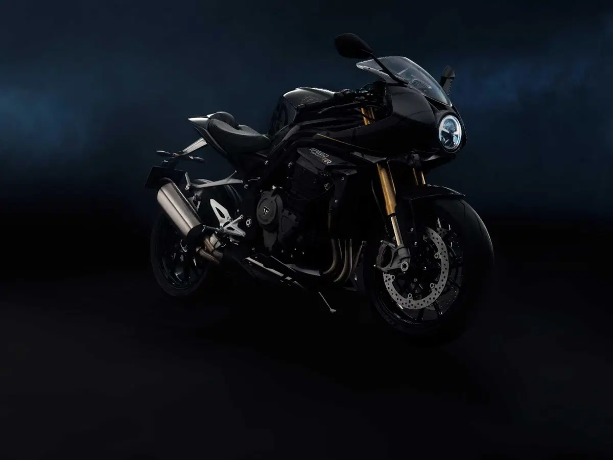 SPECIALE INTERMOT - Triumph Speed Triple 1200 RR Bond Edition: cose da 007... (4)
