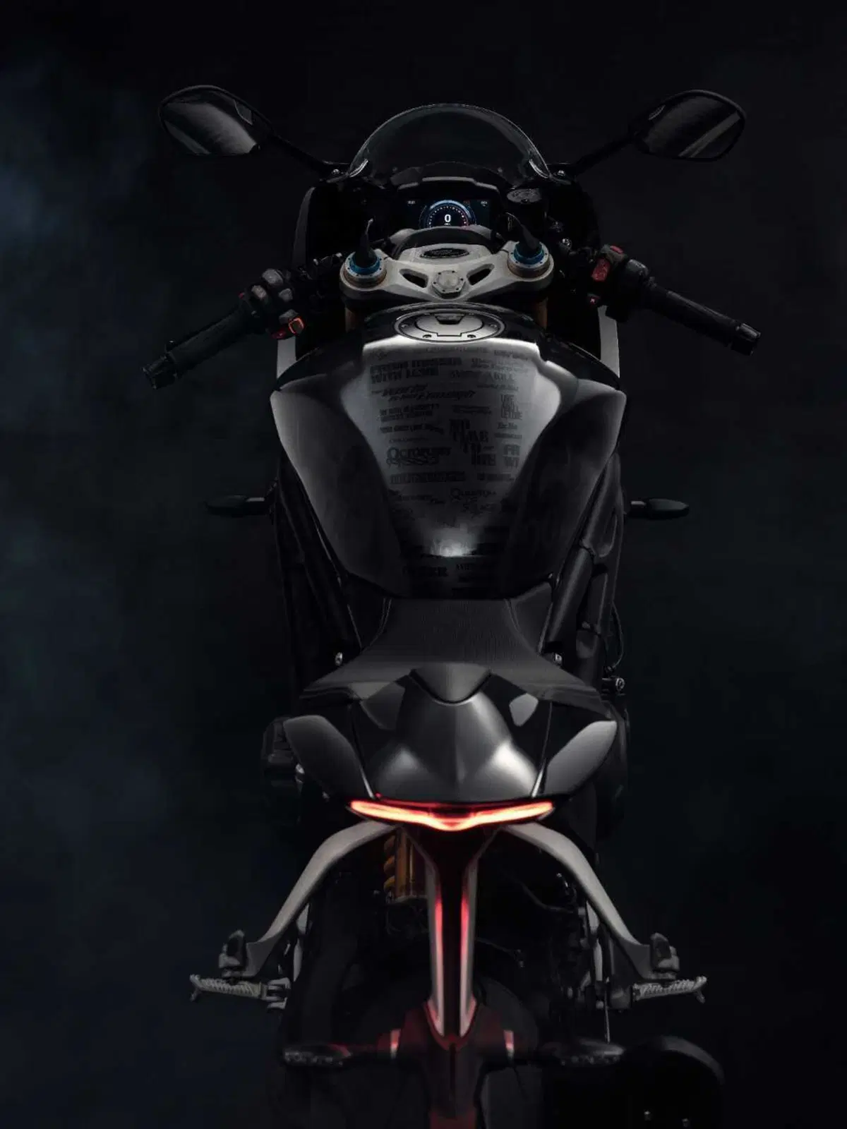 SPECIALE INTERMOT - Triumph Speed Triple 1200 RR Bond Edition: cose da 007... (7)
