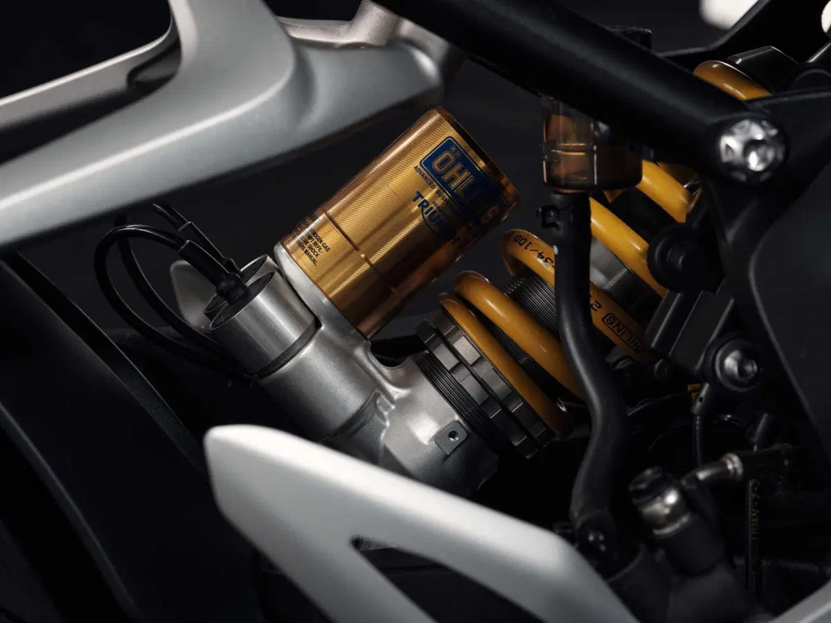 SPECIALE INTERMOT - Triumph Speed Triple 1200 RR Bond Edition: cose da 007... (14)