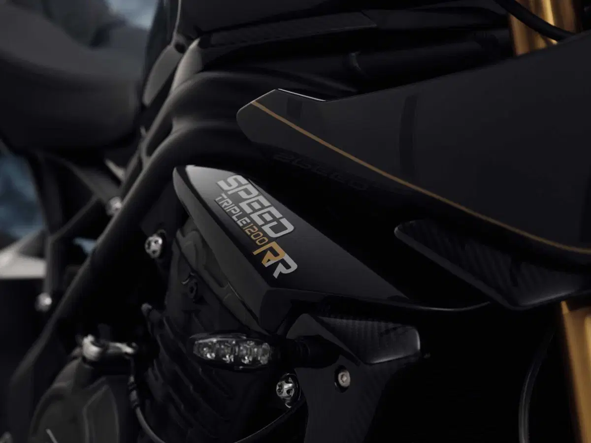 SPECIALE INTERMOT - Triumph Speed Triple 1200 RR Bond Edition: cose da 007... (15)