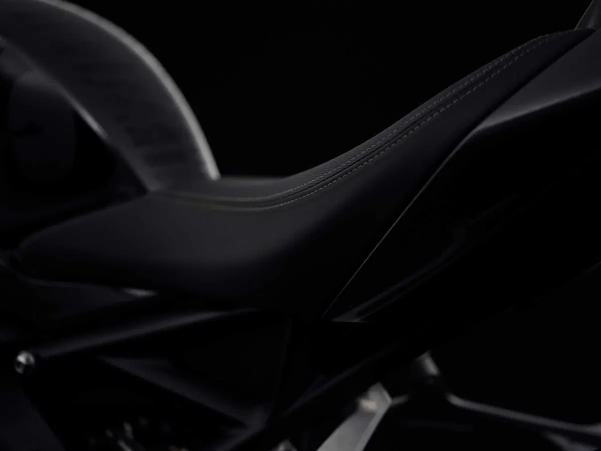 SPECIALE INTERMOT - Triumph Speed Triple 1200 RR Bond Edition: cose da 007... (16)