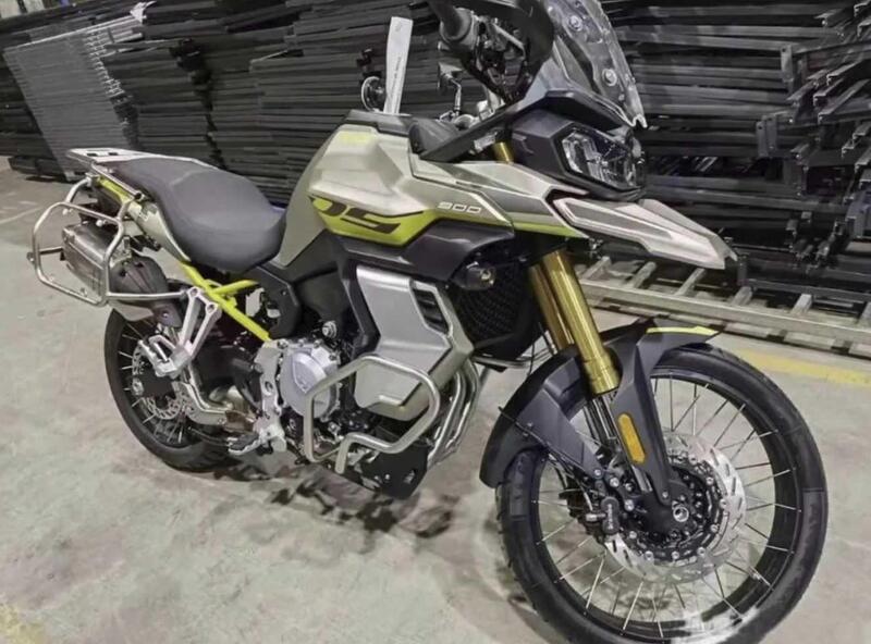 Ecco la futura VOGE 900 DS, molto BMW GS... [Foto Spia]