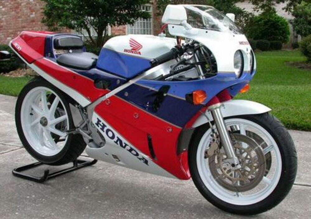 Honda VFR 750 R RC30 (2)