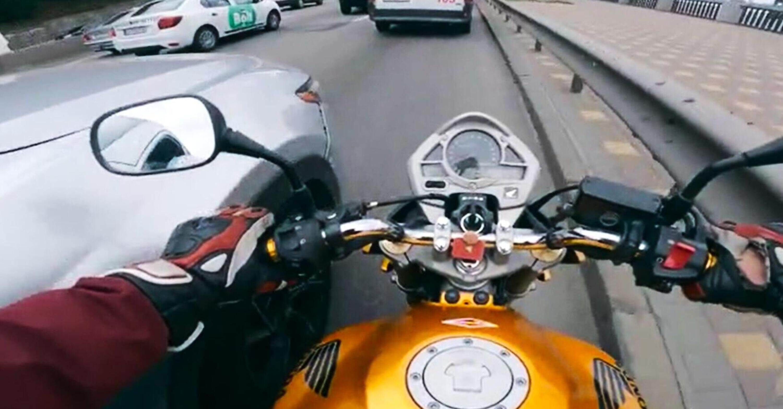 Il prepotente con il Suv gli chiude la strada, il motociclista sulla Hornet si arrabbia! [VIDEO VIRALE]
